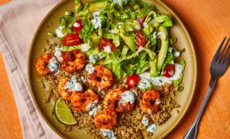 готовые креветки с киноа и салатом