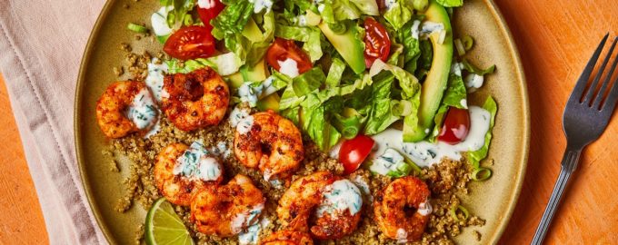 готовые креветки с киноа и салатом
