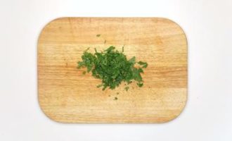 нарезаем петрушку