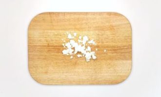 нарезаем сыр фета