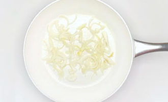 обжариваем лук