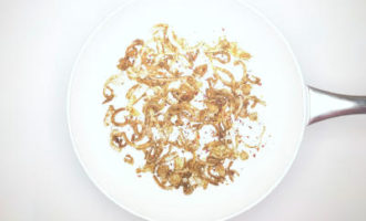 добавляем чеснок и специи