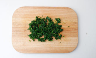 нарезаем шпинат