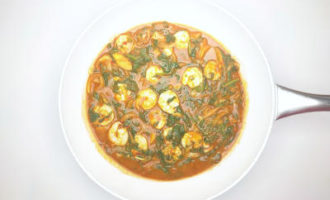 добавляем креветки и шпинат