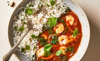 готовые креветки со шпинатом