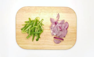 нарезаем лук и перец