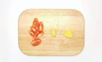 нарезаем помидоры и чеснок