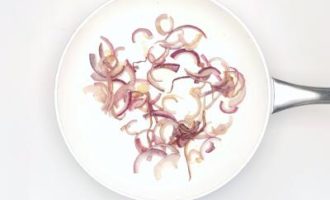 обжариваем лук