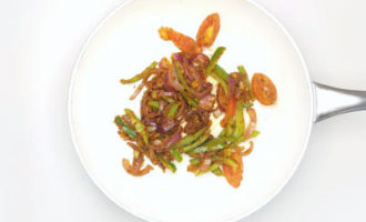 обжариваем овощи