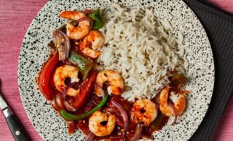 готовые креветки с овощами на сковороде
