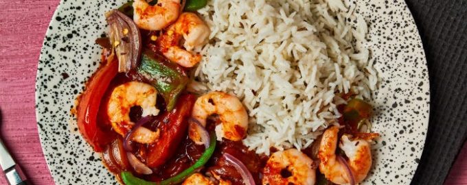 готовые креветки с овощами на сковороде