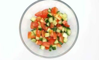 смешиваем салат