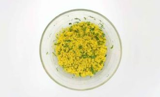 добавляем петрушку к кускусу