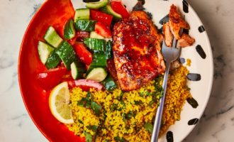 готовый кус кус с рыбой и салатом