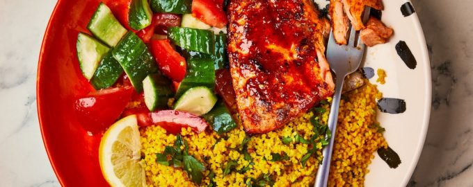 готовый кус кус с рыбой и салатом