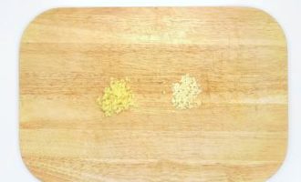 измельчаем чеснок и имбирь