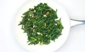 добавляем соусы и специи