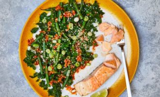 готовый жареный лосось с капустой