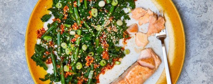 готовый жареный лосось с капустой