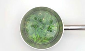 отвариваем горох и брокколи