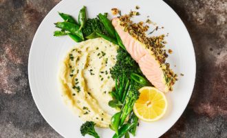 готовый лосось с картофельным пюре