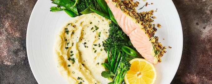 готовый лосось с картофельным пюре