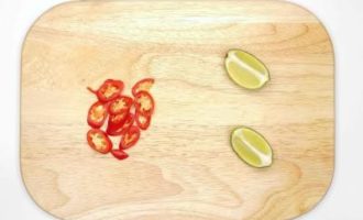 нарезаем чили и лайм