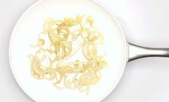 обжариваем лук