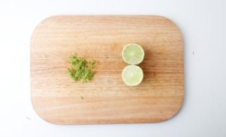 нарезаем лайм и цедру