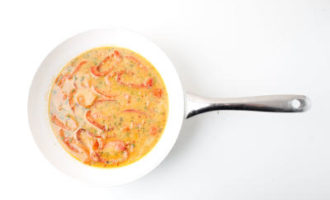 добавляем бульон и кинзу