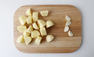 нарезаем картошку и чеснок