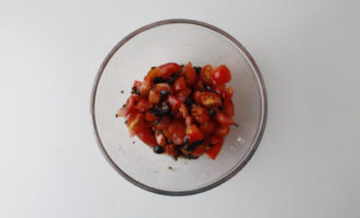 смешиваем томатную сальсу