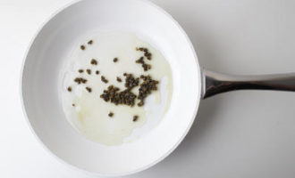 обжариваем каперсы