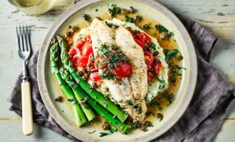 готовый пангасиус с помидорами