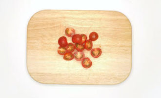 нарезаем помидоры черри