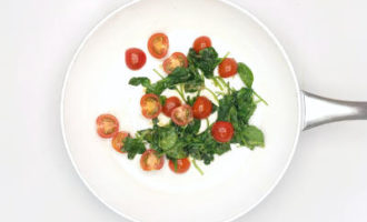 обжариваем помидоры и шпинат