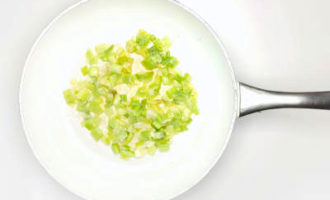 обжариваем лук