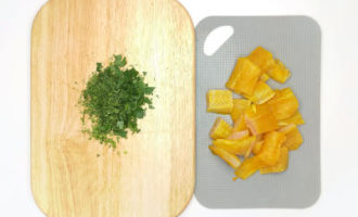 нарезаем зелень и рыбу