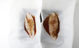 заворачиваем рыбу в пергамент