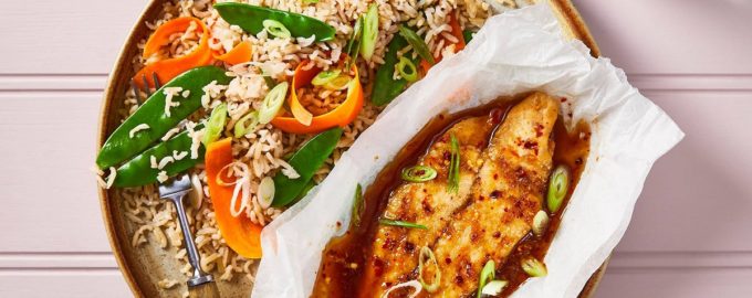 готовая рыба с рисом и овощами