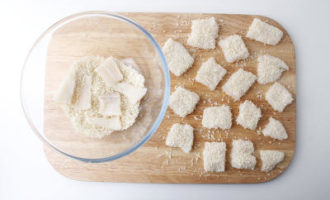 обваливаем рыбу в сухарях