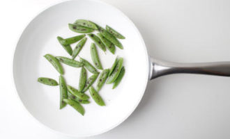 обжариваем горошек