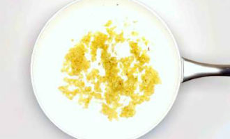 обжариваем чеснок и лук