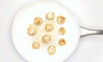 обжариваем гребешки