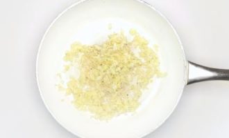 обжариваем лук