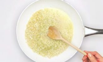 добавляем рис и бульон