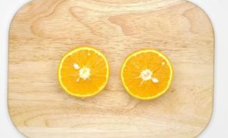 разрезаем пополам апельсин