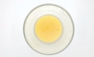 смешиваем заправку для салата