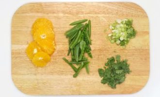 нарезаем апельсин и зелень