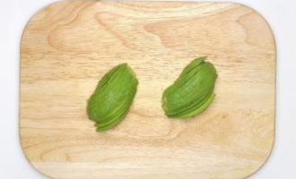 нарезаем авокадо